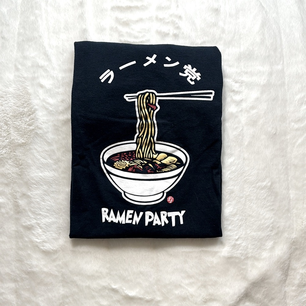 Men’s navy blue tee
